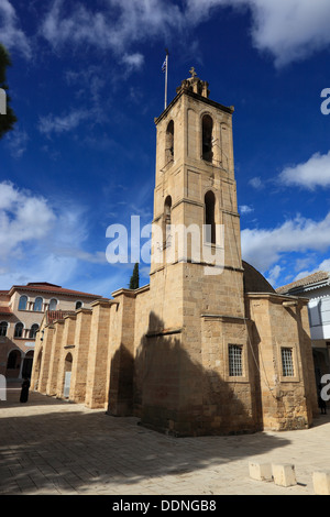 Zypern, Nikosia, Lefkosia, der Turm von St. John's-Kathedrale, St. Johns Cathedral und Statue Square Kyprianou Stockfoto