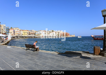 Hafen von Chania in Kreta, Griechenland, mit Glasboden-Tourismus Boote und Strandpromenade Geschäfte und Tavernen Stockfoto