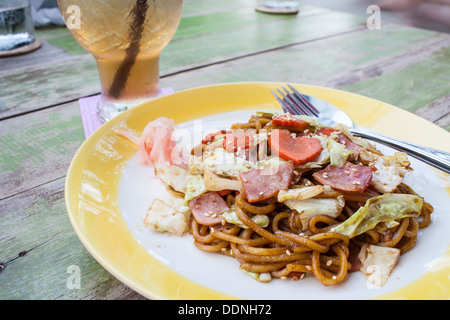 Legen Sie gebratene Nudeln, Karotten, Kohl und Speck nennen Namen "Yakisoba" Stockfoto