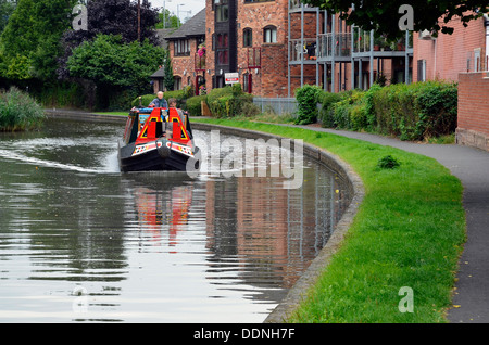 Helle rote und schwarze schmale Boot am Worcester und Birmingham Kanal im Zentrum von Worcester nähert sich Blockhaus-Sperre Stockfoto