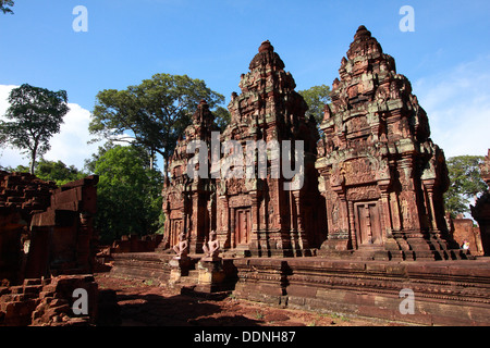 Es gibt eine Menge von Relief an der Wand des Gebäudes am Banteay srei Stockfoto