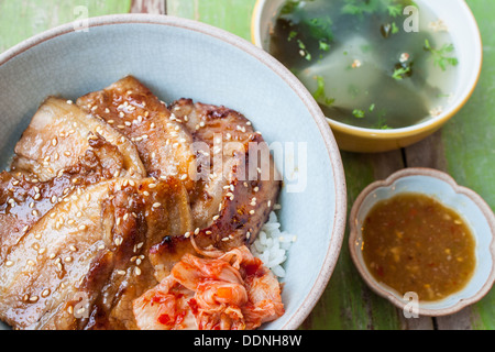 Koreanische gegrilltes Schweinefleisch mit Reis und Suppe und bewahren. Stockfoto