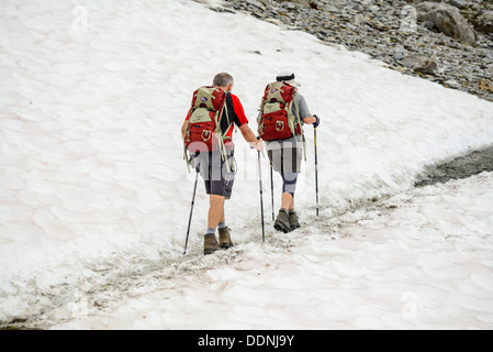 Wanderer auf dem Eiger-Trail in der Nähe von Grindelwald Schweiz. Der Weg verläuft direkt unter der Eiger-Nordwand Stockfoto