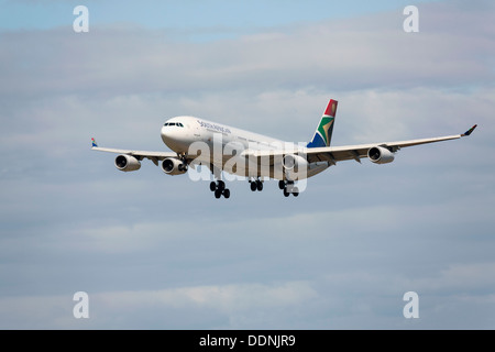 South African Airways Airbus A340-300 im Endanflug Stockfoto