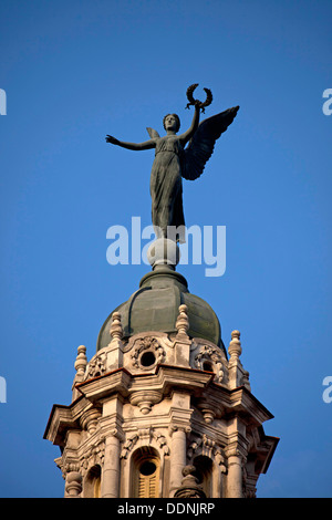 Turm und Statue des Teatro Gran Teatro De La Habana in Havanna, Kuba, Karibik Stockfoto