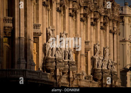 Statuen und Fassade des Theaters Gran Teatro De La Habana in Havanna, Kuba, Karibik Stockfoto