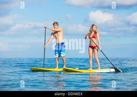 Attraktives Paar Stand Up Paddeln in Hawaii Stockfoto