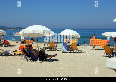 Sonnenanbeter am Strand von Acharavi auf den Norden von Korfu, einer der griechischen Inseln Stockfoto