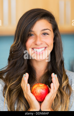 Portrait der schönen Frau mit einem Apfel, gesunden Lifestyle-Konzept Stockfoto