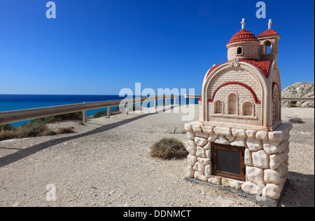 Zypern, kleine Kapelle auf einem Parkplatz in der Nähe von Petra Tou Romiou, Küstenstraße, Parkplatz Stockfoto