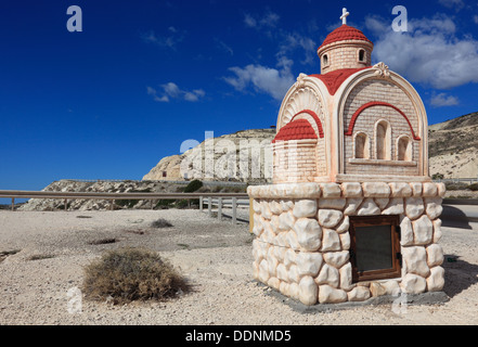 Zypern, kleine Kapelle auf einem Parkplatz in der Nähe von Petra Tou Romiou, Küstenstraße, Parkplatz Stockfoto