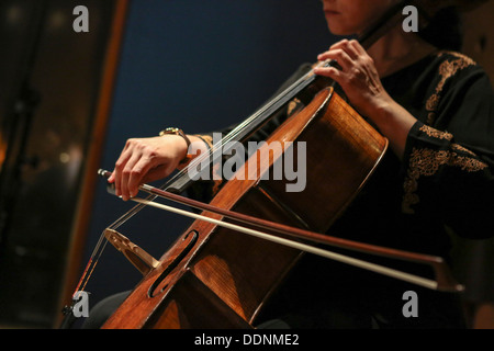 Nahaufnahme von dem Cellisten Hände und während des Spielens ein Cello Bogen Stockfoto