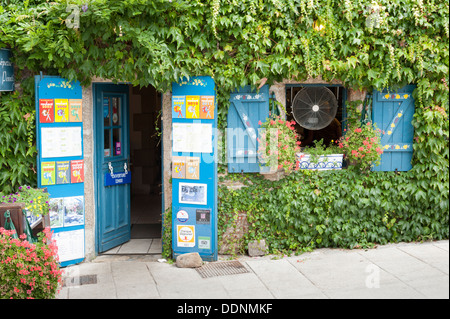 Hübsche Efeu bedeckt Creperie Erscheinungsbild Restaurant in der Ville Close Concarneau Brittany France Stockfoto