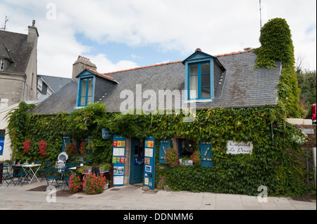 Hübsche Efeu bedeckt Creperie Erscheinungsbild Restaurant in der Ville Close Concarneau Brittany France Stockfoto