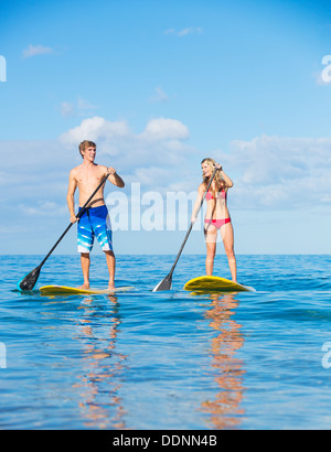 Attraktives Paar Stand Up Paddeln in Hawaii Stockfoto