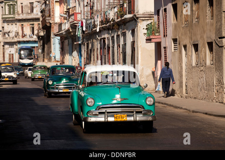 US-Oldtimer aus den 50er Jahren und Carina Gebäude in Centro Habana, Havana, Kuba, Karibik Stockfoto