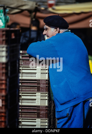 Ältere französische Mann tragen eine Baskenmütze am Markttag in Vernon in der Nähe von Giverny, Normandie. Frankreich Stockfoto