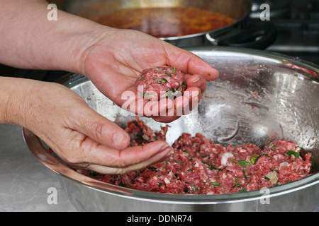 Marokkanische Fleischbällchen in Tomatensauce bilden eine Frikadelle Kochen Stockfoto