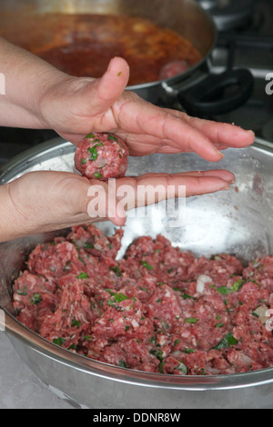 Marokkanische Fleischbällchen in Tomatensauce bilden eine Frikadelle Kochen Stockfoto