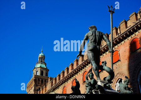 Italien, Emilia-Romagna, Bologna, Ansicht der Piazza Maggiore, Fontana del Nettuno Stockfoto