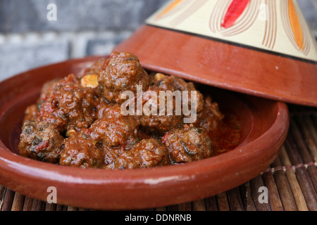 Marokkanische Fleischbällchen in Tomatensauce serviert in einer Tajine (Tajine). Stockfoto