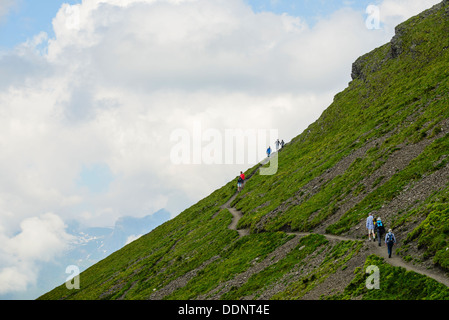 Wanderer auf dem Eiger-Trail in der Nähe von Grindelwald Schweiz. Der Weg verläuft direkt unter der Eiger-Nordwand Stockfoto