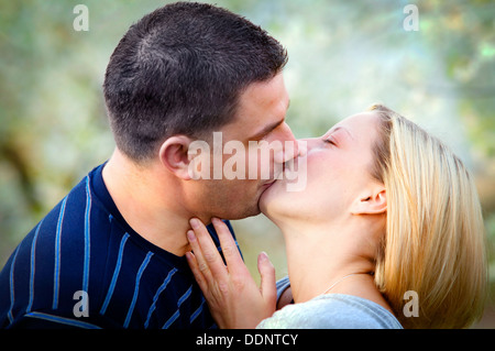 Glückliches Paar küssen Stockfoto