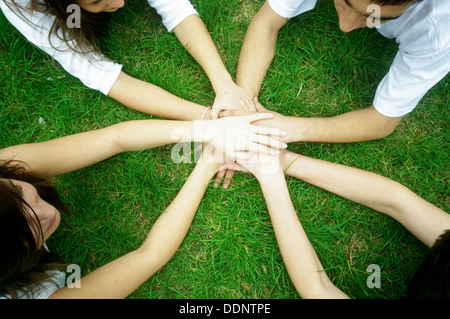Gruppe junger Menschen / Freunde Hand in Hand. Verbunden, Einheit, Teamarbeit, Zusammenarbeit-Konzept Stockfoto
