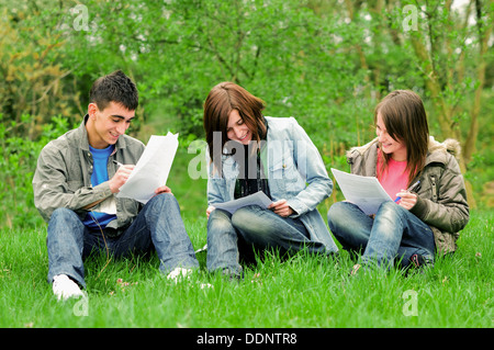 Drei Schülerinnen und Schüler gemeinsam lernen im freien Stockfoto