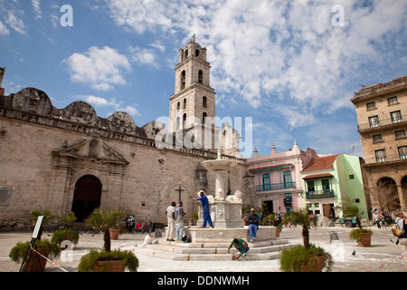 Marmorbrunnen Fuente de Los Leones und Kirche San Francisco de Asis am Plaza de San Francisco in Havanna, Kuba, Karibik Stockfoto