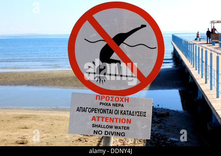 Springen Sie, Zypern, Strand, Meer, Verbotszeichen, kopfüber ins Wasser ist verboten Stockfoto