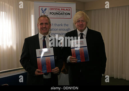 Selhurst Park, London, UK. 5. September 2013. Der Bürgermeister von London, Boris Johnson besucht Crystal Palace Football Club Foudation im Selhurst Park um hochrangige Persönlichkeiten seiner neuen Strategie der Gemeinschaft in den nächsten paar Wochen Credit veröffentlichen soll zu erfüllen: Keith Larby/Alamy Live-Nachrichten Stockfoto