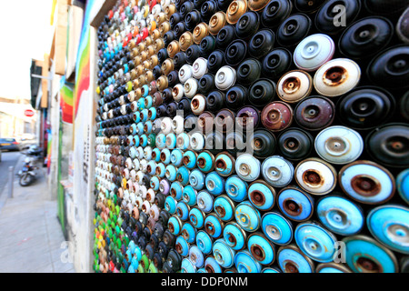 Zypern, Limassol, Lemesos, Haus-Wandbild leere Farbe Dosen Stockfoto