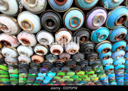 Zypern, Limassol, Lemesos, Haus-Wandbild leere Farbe Dosen Stockfoto