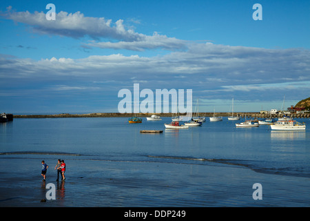 Kinder auf Fischerboote im Hafen von Oamaru, Oamaru, North Otago, Südinsel, Neuseeland Stockfoto