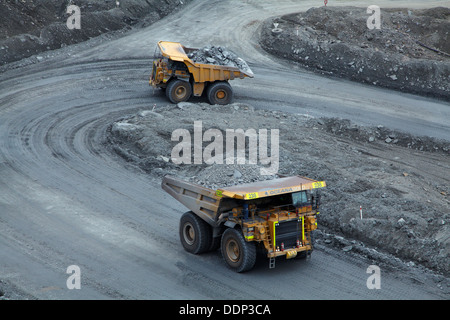 Riesigen Muldenkipper im Macraes öffnen Pit Goldmine, Macraes Flat, in der Nähe von Palmerston, East Otago, Südinsel, Neuseeland Stockfoto