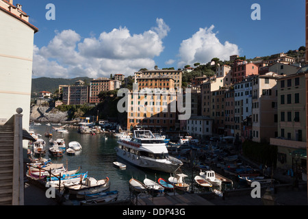 Seehafen von einem kleinen Dorf in Ligurien, Italien Stockfoto