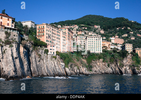 Häuser auf den Felsen über Meer in Ligurien, Italien Stockfoto