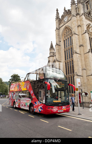 Öffnen Sie ein rotes britisch, oben, touristischen Sightseeing Doppeldeckerbus parkte vor der Abtei im Zentrum von Bath, Somerset, Großbritannien Stockfoto