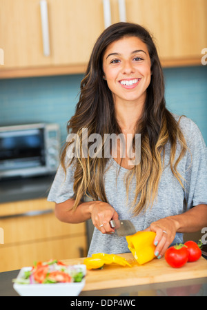 Junge Frau, die gesunde Ernährung zu Hause kochen Informationsvermittlungsstelle Gemüse für Salat. Lifestyle-Konzept Stockfoto
