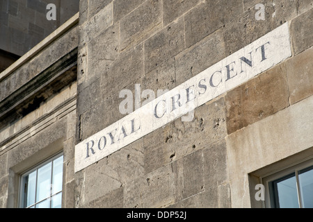 Das Royal Crescent-Schild an einem Ende der berühmten georgischen Straße in die UNESCO-Weltkulturerbe Stadt Bath, Somerset, Großbritannien Stockfoto