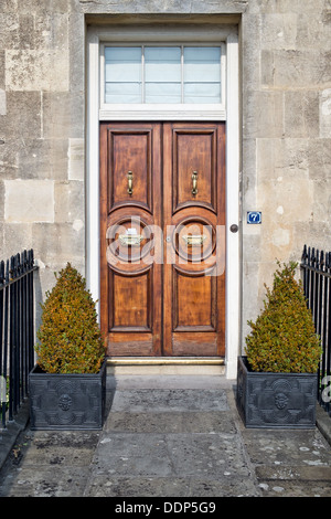 Attraktive Holz vor die Haustür der Zahl 7 Royal Crescent, in die UNESCO-Weltkulturerbe Stadt Bath, Somerset, Großbritannien Stockfoto