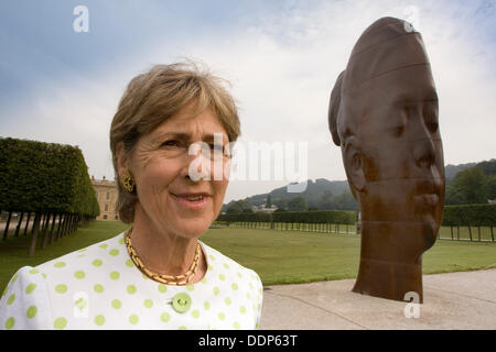 Chatsworth House, Derbyshire, UK. 5. September 2013. Presse-Call: The Duchess of Devonshire mit Jaume Plensas Marianna, einer der 20 Monumentalskulpturen temporär installiert auf dem Gelände des Chatsworth House für Sotheby's Beyond Limits monumentale Ausstellung 2013 Skulptur. @Matthew Stockfoto