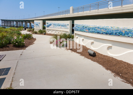 Fliesen Mosaik Artwork von Elizabeth Veglia am Ocean Springs Ende der Biloxi Bay Bridge in Mississippi, USA Stockfoto