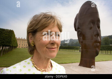 Chatsworth House, Derbyshire, UK. 5. September 2013. Presse-Call: The Duchess of Devonshire mit Jaume Plensas Marianna, einer der 20 Monumentalskulpturen temporär installiert auf dem Gelände des Chatsworth House für Sotheby's Beyond Limits monumentale Ausstellung 2013 Skulptur. @Matthew Taylor/Alamy Live-Nachrichten Stockfoto