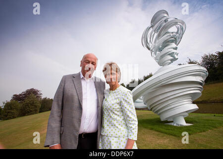 Chatsworth House, Derbyshire, UK. 5. September 2013. Presse-Call: The Duke & Herzogin von Devonshire mit Alice Aycocks Zyklon Twist bei Sotheby's Beyond Limits monumentale Skulptur Verkaufsausstellung, Chatsworth House.  Über Grenzen hinaus umfasst 20 monumentale Skulpturen in Chatsworth 105 Hektar großen Gärten von internationalen Künstlern wie Allen Jones, Jaume Plensa, Bosco Sodi & Thomas Heatherwick. die Exponate zeichnen sich durch ihre Auswahl an Materialien: Bronze, Stein, Faser-Glas, Aluminium, Stahl & Acryl. Bildnachweis: Matthew Taylor/Alamy Live-Nachrichten Stockfoto