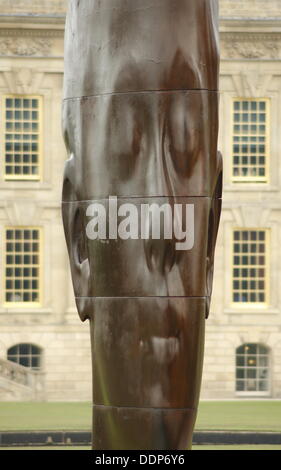 Chatsworth House, Derbyshire, UK. 5. September 2013. Jaume Plensas aus Gusseisen Marianna bei Sotheby's Beyond Limits monumentale Skulptur Ausstellung, Chatsworth House zu verkaufen. Über Grenzen hinaus umfasst 20 monumentale Skulpturen in Chatsworth 105 Hektar großen Gärten von internationalen Künstlern wie Allen Jones, Bosco Sodi, Marc Quinn und Thomas Heatherwick. Die Exponate zeichnen sich durch ihre Auswahl an Materialien: Bronze, Stein, Faser-Glas, Aluminium, Stahl & Acryl. Bildnachweis: Matthew Taylor/Alamy Live-Nachrichten Stockfoto