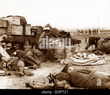 Rotes Kreuz Rettungswagen Crew ruht auf dem Weg an die Front während WW1 Stockfoto
