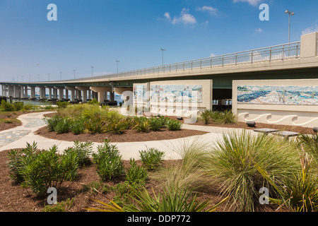 Fliesen Mosaik Artwork von Elizabeth Veglia am Ocean Springs Ende der Biloxi Bay Bridge in Mississippi, USA Stockfoto