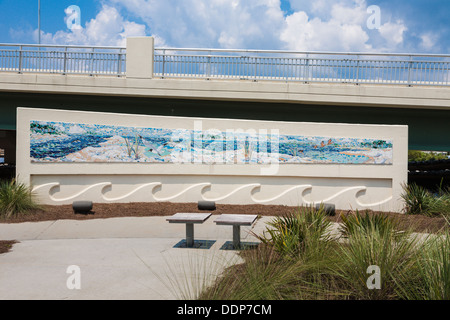 Fliesen Mosaik Artwork von Elizabeth Veglia am Ocean Springs Ende der Biloxi Bay Bridge in Mississippi, USA Stockfoto